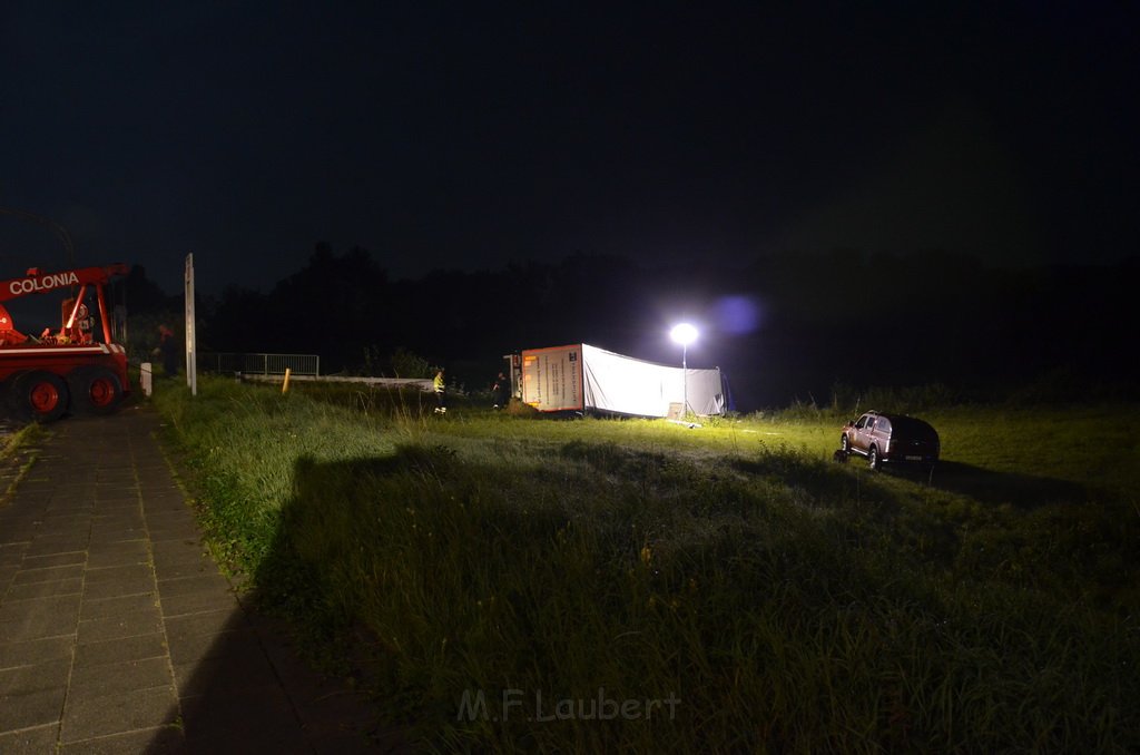 VU LKW umgestuerzt Feldkassel Industriestr Robert Boschstr P129.JPG